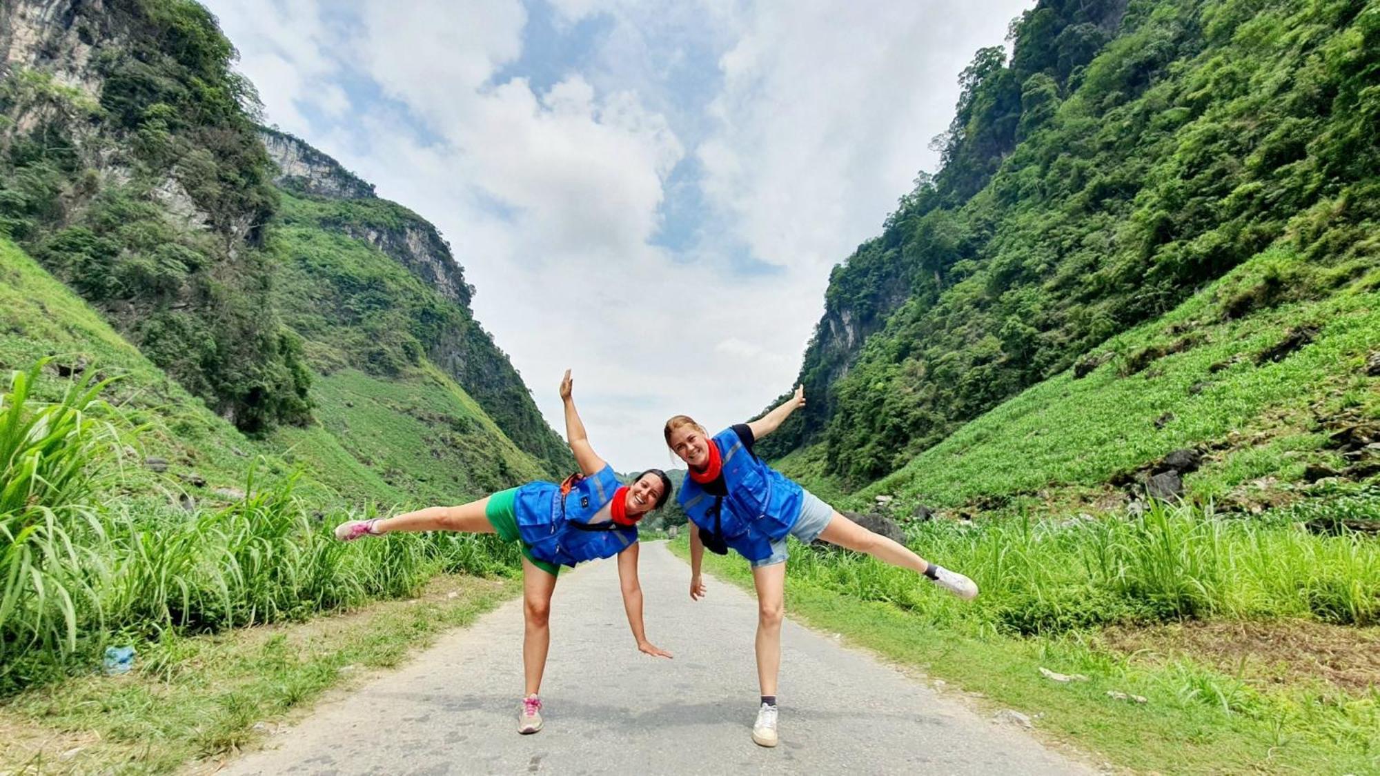 Hotel Yolo Ha Giang Adventures, Motorbike And Loop Tours Exterior foto
